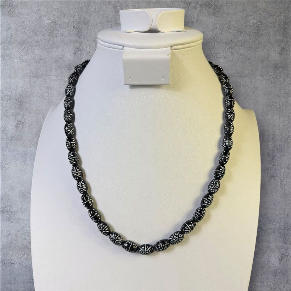 304. Vintage Black‎ & White Glass Beaded Necklace Secure Clasp